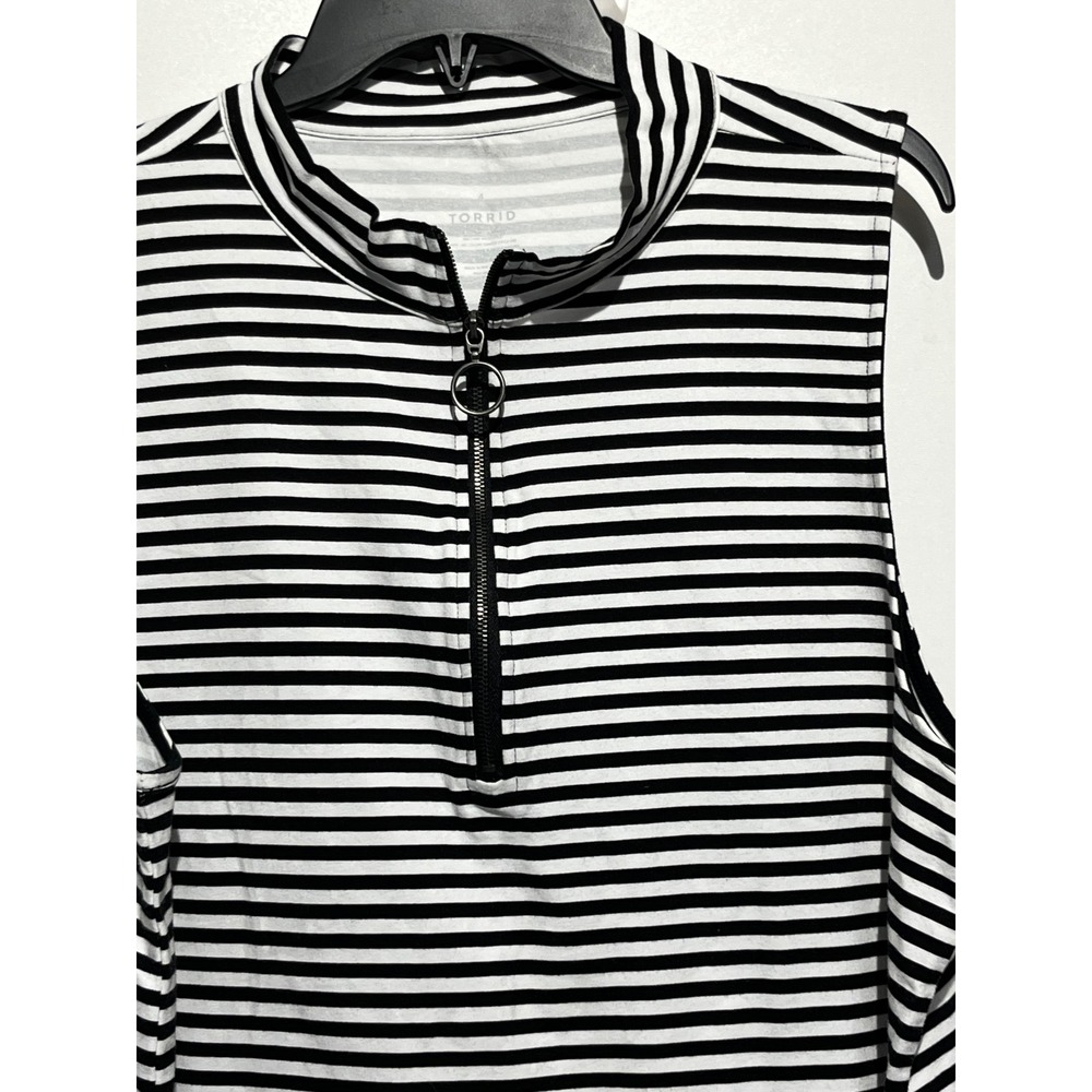 Torrid Striped Sleeveless Zip Up Mock Neck Foxy Top Black White 4 4X 26 NEW - Picture 2 of 10